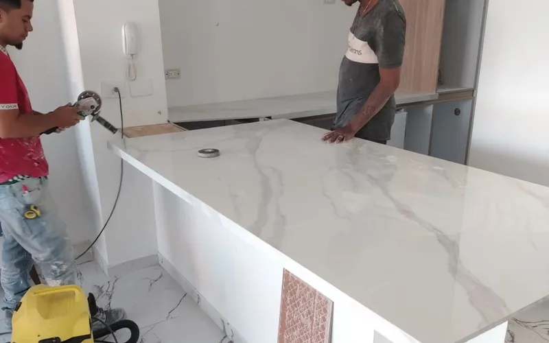 Equipo de Maser instalando un mesón de piedra en obra