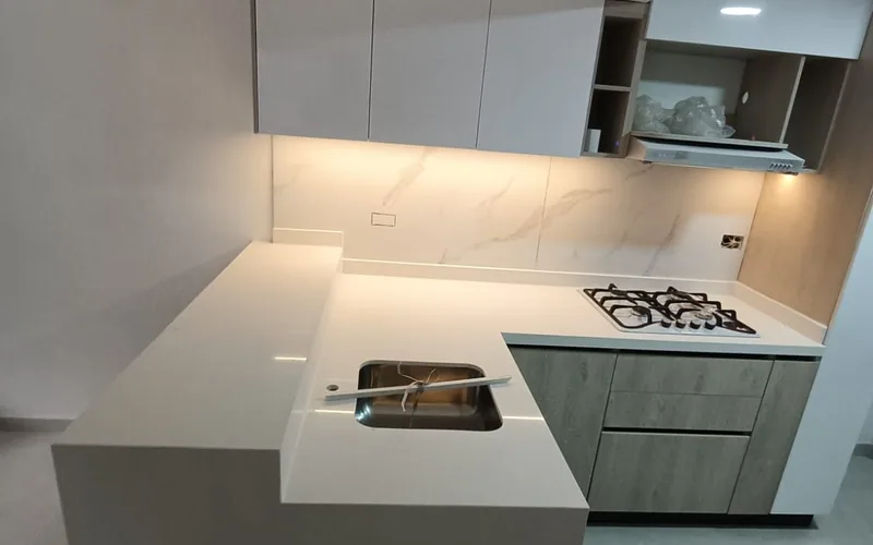 Mesón e isla de cocina en piedra sinterizada blanca