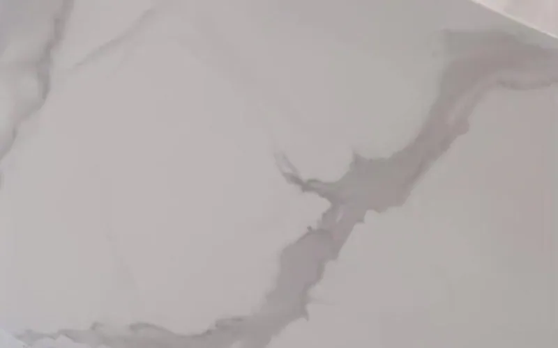 Detalle de la veta de un mármol Calacatta, para elegir tono